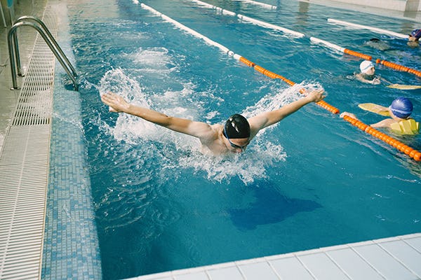 dospělý plavec u konce dráhy