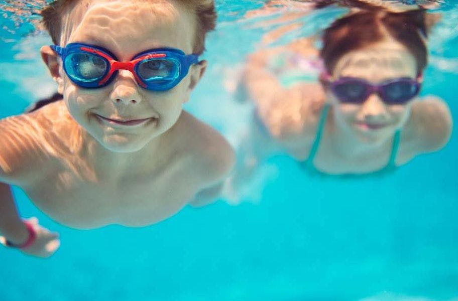 děti v bazénu pod vodou s brýlemi